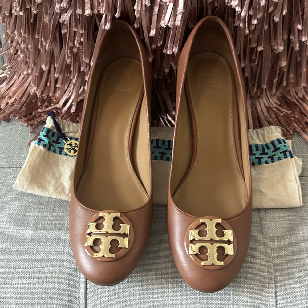 Tory Burch Pump Heels Chelsea Tan Nappa Leather Gold Logo